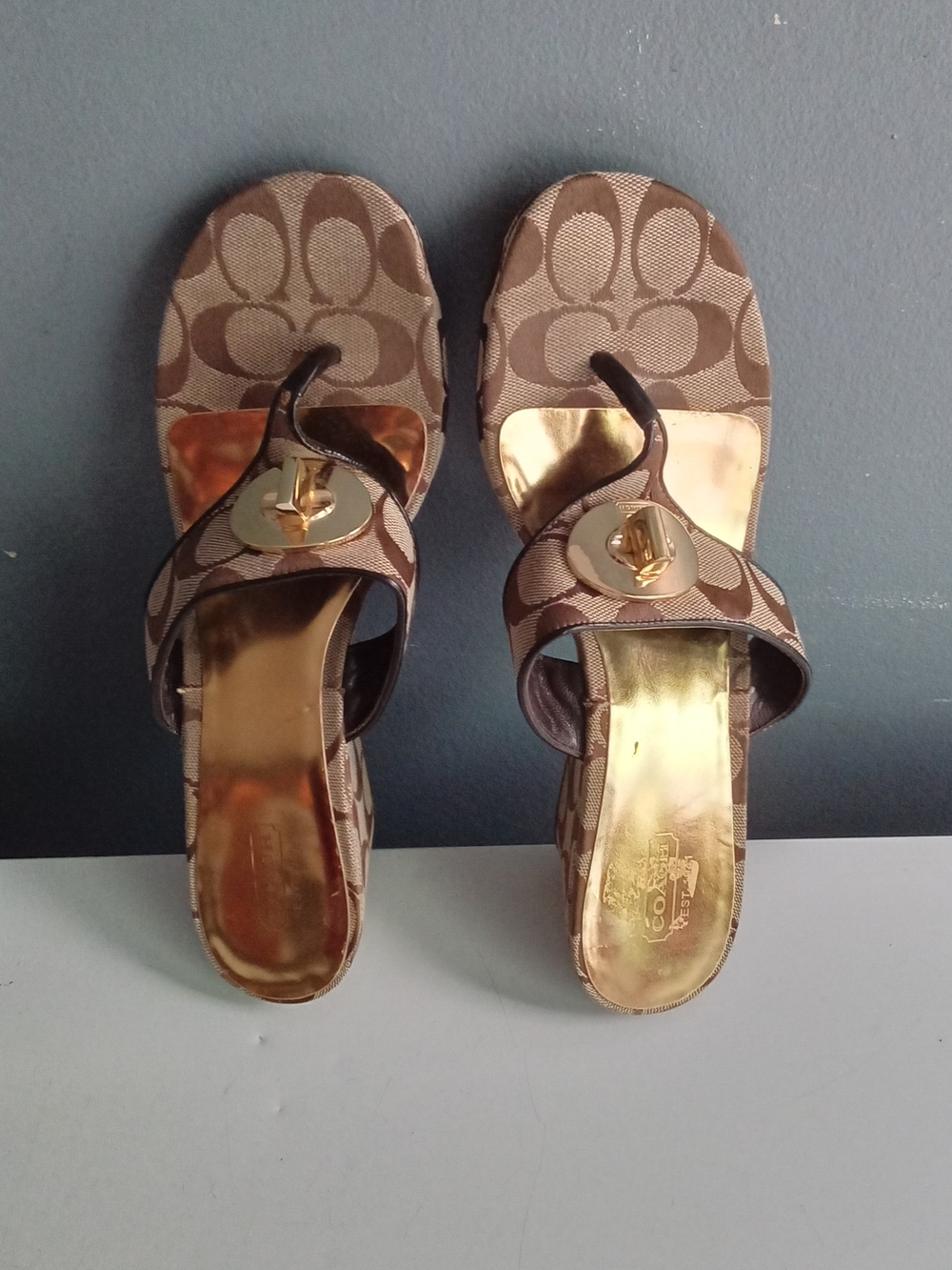 Coach Signature Jacquard Turnlock Wedge Sandals Brown Tan Gold A0567 Womens 8.5B - Picture 2 of 6